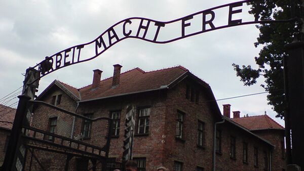 Vol du panneau d'Auschwitz: un mandat d'arrêt délivré (tribunal de Cracovie)   - Sputnik Afrique