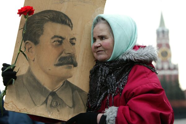 Anniversaire de Staline: la foule fleurit la tombe du Petit père des peuples (médias) - Sputnik Afrique