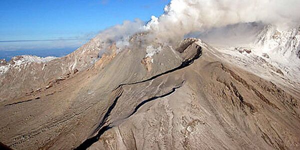 Russie: le volcan Chiveloutch crache des cendres - Sputnik Afrique