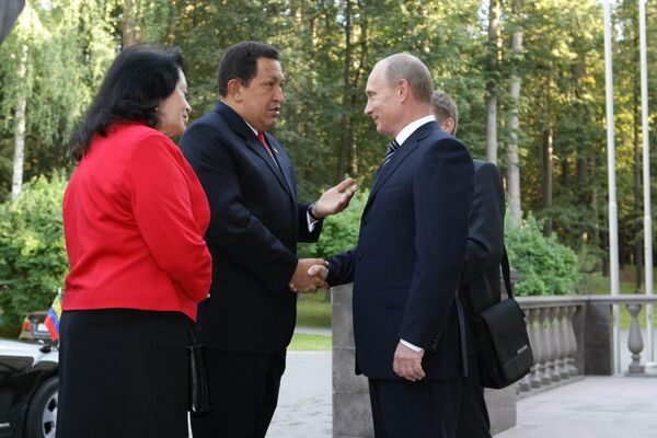Hugo Chavez et Vladimir Poutine dans la résidence de Novo-Ogarevo de premier ministre russe  - Sputnik Afrique