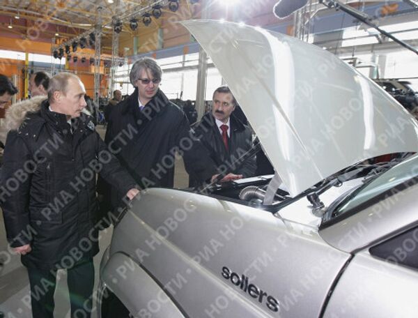 Poutine teste la jeep promise à Berlusconi  - Sputnik Afrique