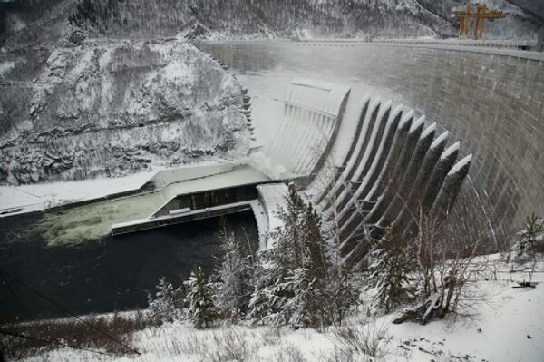 Givre sur le barrage de la centrale Saïano-Chouchenskaïa - Sputnik Afrique