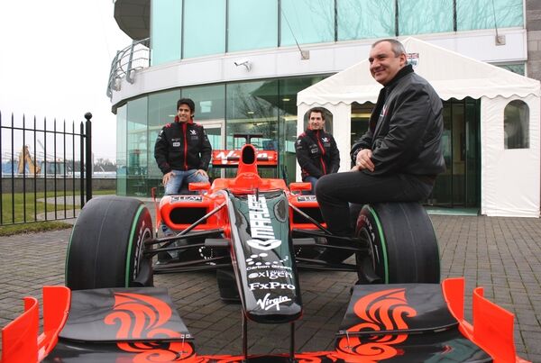 Les pilotes de F1 Racing Timo Glock et Lucas di Grassi et Nikolaï Fomenko devant une monoplace de Virgin Racing. - Sputnik Afrique
