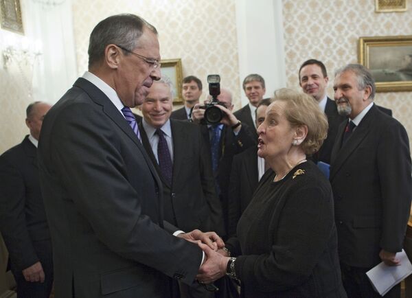 Le «groupe des sages» de l’OTAN et le ministre des Affaires étrangères Sergueï Lavrov à Moscou - Sputnik Afrique