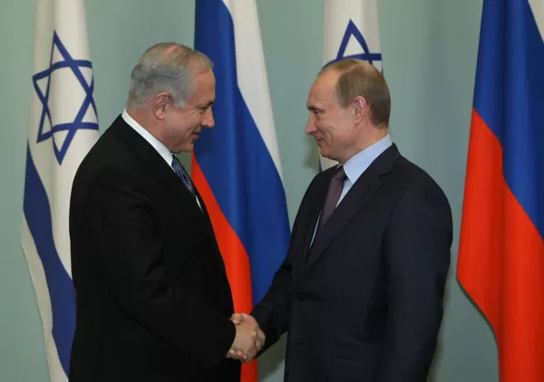 Le premier ministre russe Vladimir Poutine avec son homologue israélien Benjamin Netanyahu Le premier ministre russe Vladimir Poutine avec son homologue israélien Benjamin Netanyahu - Sputnik Afrique