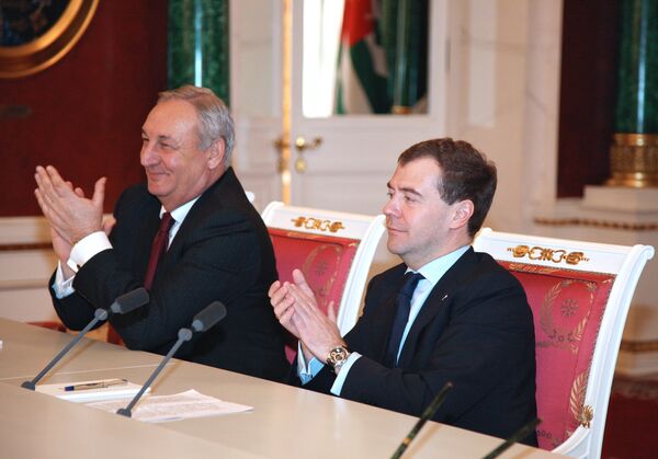 Les présidents abkhaz et russe Sergueï Bagapch et Dmitri Medvedev - Sputnik Afrique