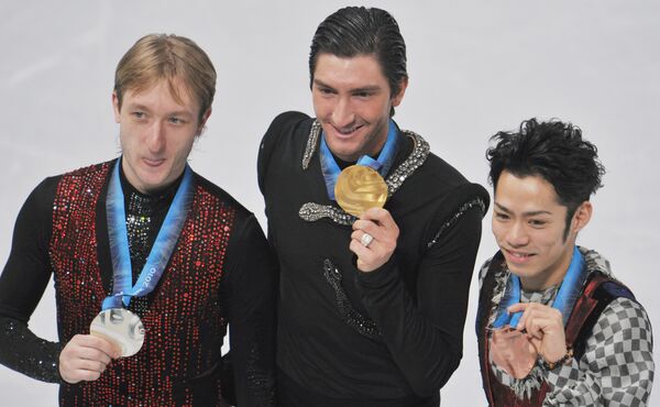 Evgueni Plushenko (Russie), Evan Lysacek (Etats-Unis) et Daisuke Takahashi (Japon) sur le podium - Sputnik Afrique