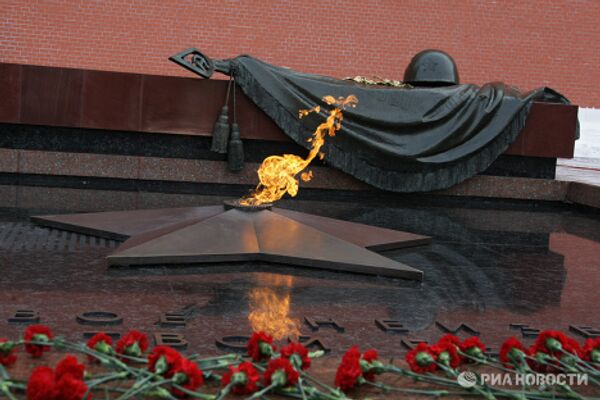 La Flamme éternelle retrouve la muraille du Kremlin - Sputnik Afrique