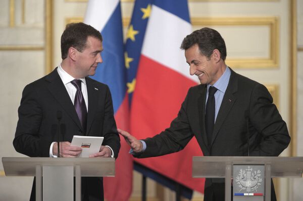 Le président russe Dmitri Medvedev avec son homologue français Nicolas Sarkozy - Sputnik Afrique