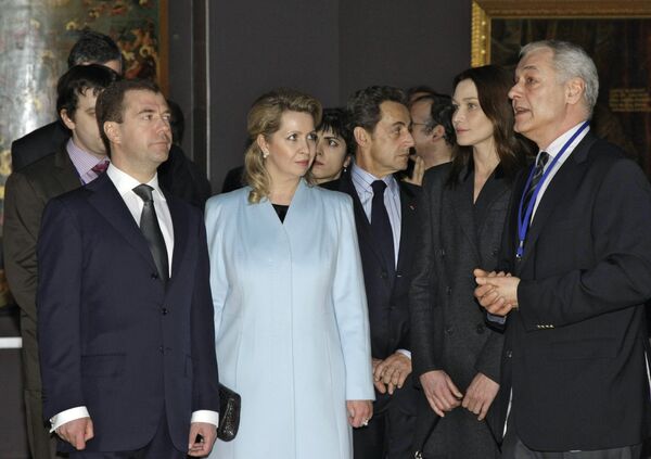 Dmitri Medvedev et Nicolas Sarkozy accompagnés de leurs épouses - Sputnik Afrique