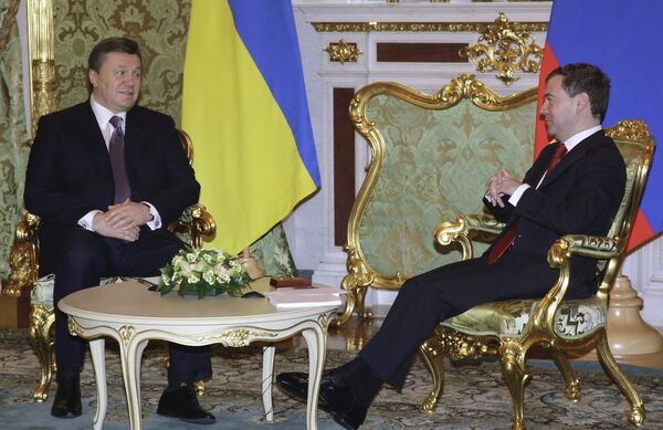 Le président russe Dmitri Medvedev avec son homologue ukrainien Viktor Ianoukovitch - Sputnik Afrique