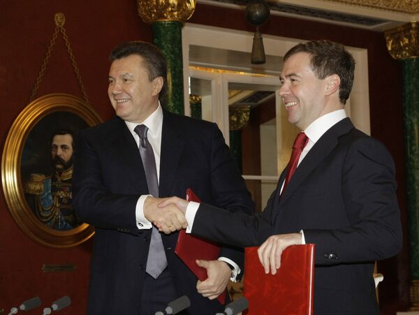 Le président ukrainien Viktor Ianoukovitch  avec son homologue russe Dmitri Medvedev  - Sputnik Afrique