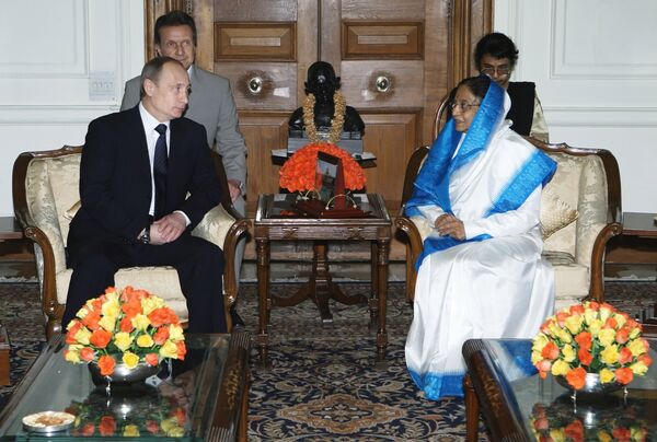 Le premier ministre russe Vladimir Poutine rencontre la présidente Pratibha Patil - Sputnik Afrique