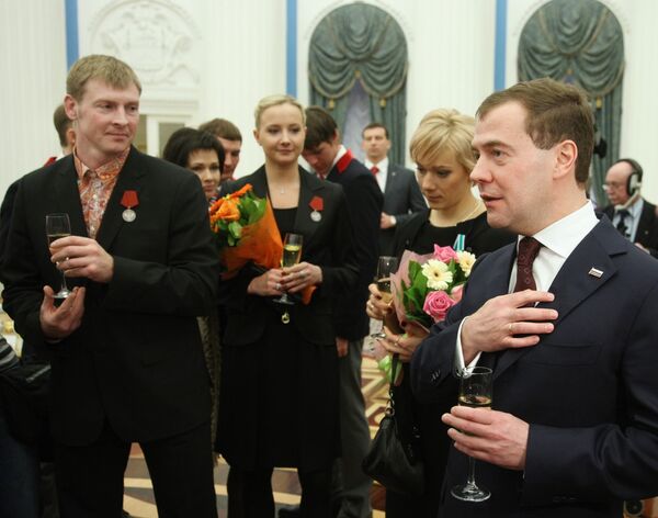 Dmitri Medvedev reçoit les champions olympiques au Kremlin - Sputnik Afrique