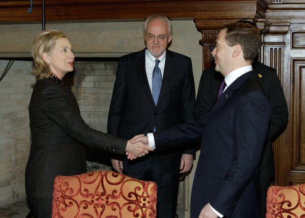 La rencontre du président russe Dmitri Medvedev et la secrétaire d'État américaine Hillary Clinton - Sputnik Afrique