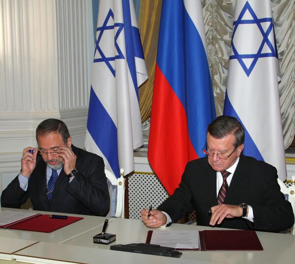 Le chef de la diplomatie israélienne, le vice-premier ministre Avigdor Liberman et vice-premier ministre russe Viktor Zoubkov Le chef de la diplomatie israélienne, le vice-premier ministre Avigdor Liberman et vice-premier ministre russe Viktor Zoubkov - Sputnik Afrique