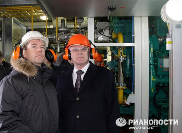 Dmitri Medvedev visite un gisement pétrolier - Sputnik Afrique