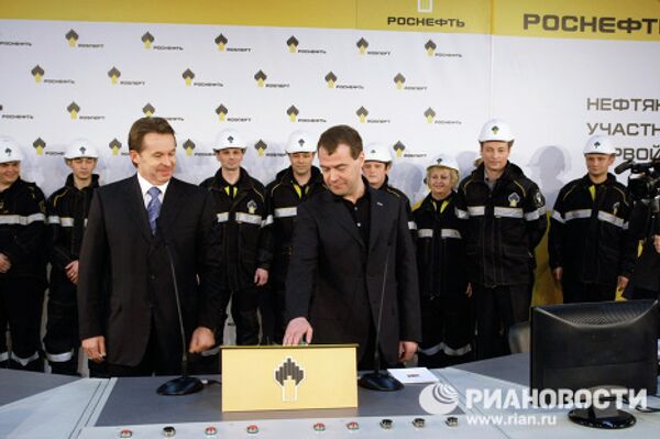 Dmitri Medvedev visite un gisement pétrolier - Sputnik Afrique