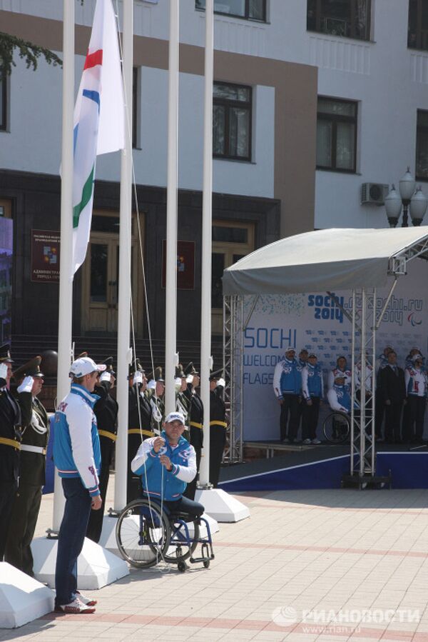 Les drapeaux olympique et paralympique hissés à Sotchi - Sputnik Afrique