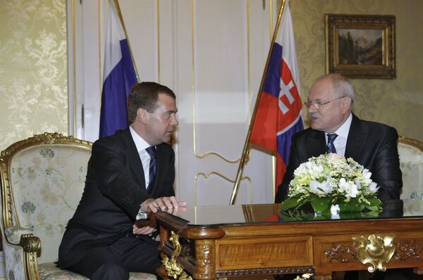 Le président russe Dmitri Medvedev avec son homologue slovaque Ivan Gasparovic - Sputnik Afrique