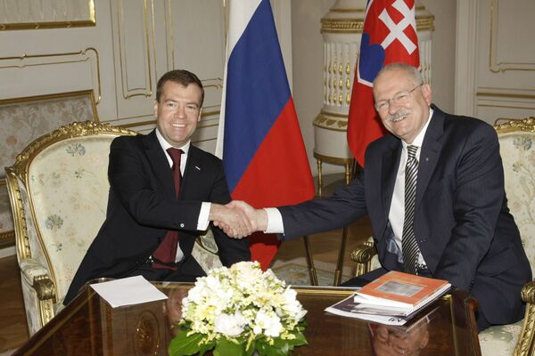 Le président russe Dmitri Medvedev et son homologue slovaque Ivan Gasparovic - Sputnik Afrique