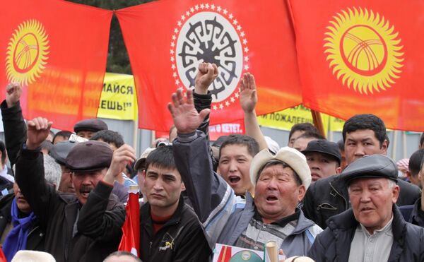 Kirghizstan: l'opposition exige la démission de Bakiev - Sputnik Afrique