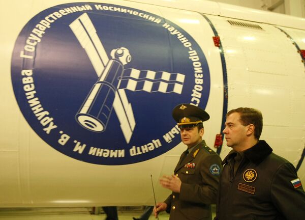 Le commandant des Troupes spatiales Oleg Ostapenko et le président russe Dmitri Medvedev - Sputnik Afrique