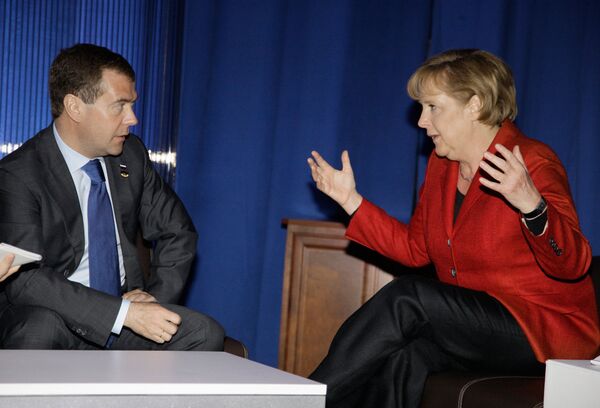 Le président russe Dmitri Medvedev et la chancelière allemande Angela Merkel - Sputnik Afrique