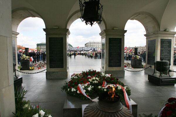 Obsèques des Kaczynski: plus de 150.000 personnes présentes à la cérémonie (TV) - Sputnik Afrique