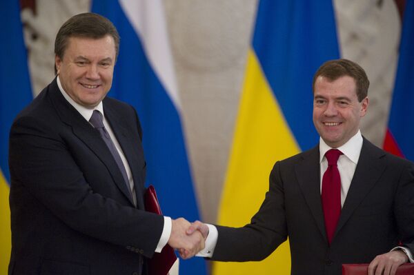 Le président russe Dmitri Medvedev avec son homologue ukrainien Viktor Ianoukovitch - Sputnik Afrique