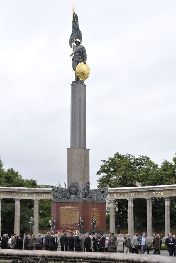 Poutine visite le monument Soldat libérateur soviétique à Vienne - Sputnik Afrique