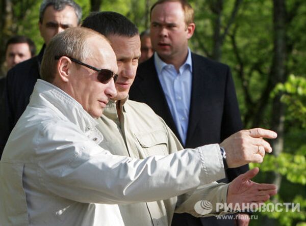 Vladimir Poutine devant la cage d'un fauve  - Sputnik Afrique