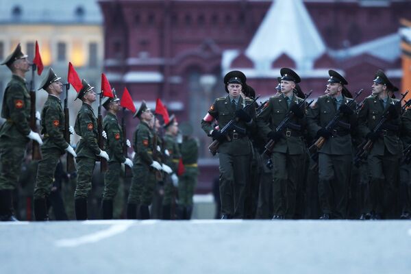 Victoire: plus de 102.000 militaires participeront aux parades en Russie (Défense) - Sputnik Afrique