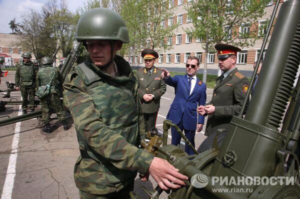 Dmitri Medvedev inspecte une brigade d'infanterie motorisée  - Sputnik Afrique
