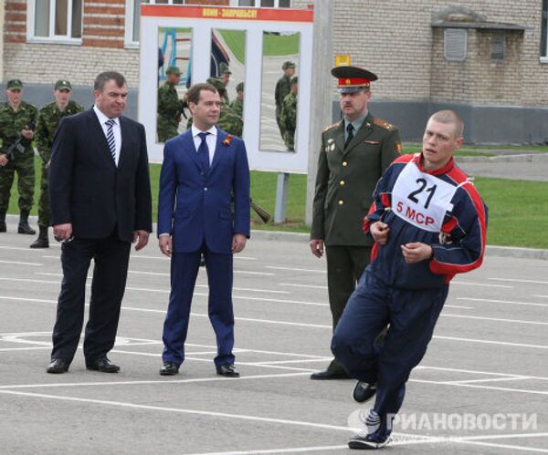 Dmitri Medvedev inspecte une brigade d'infanterie motorisée  - Sputnik Afrique