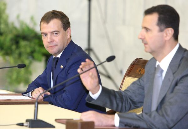 Le président russe Dmitri Medvedev avec son homologue syrien Bachar Assad - Sputnik Afrique