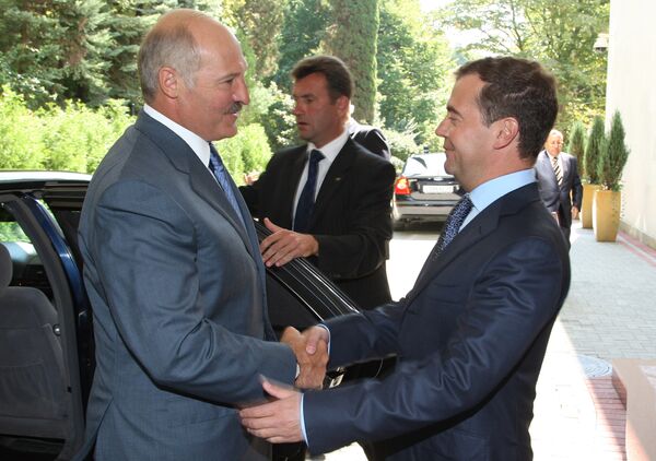 Le président russe Dmitri Medvedev et son homologue biélorusse Alexandre Loukachenko. Archives - Sputnik Afrique