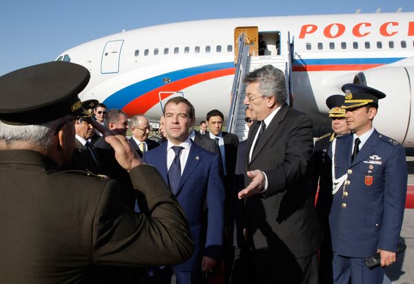 Встреча Дмитрия Медведева в аэропорту Анкары - Sputnik Afrique