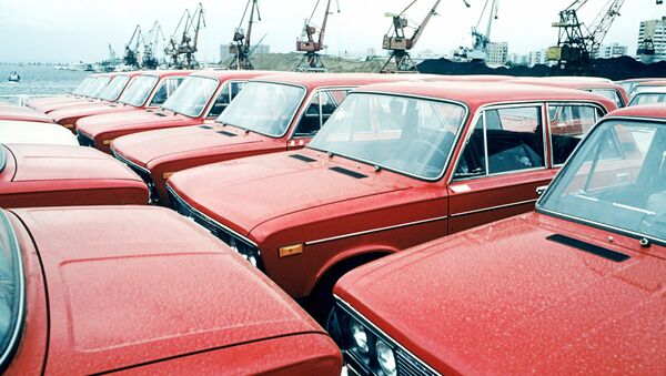 Une «planque» truffée de voitures soviétiques vintage retrouvée en France - Sputnik Afrique