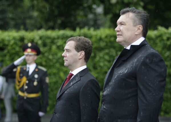 Dmitry Medvedev and Viktor Yanukovuch - Sputnik Afrique