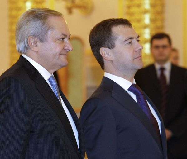 Fernando Valenzuela, chef de la représentation de la Commission européenne à Moscou, et le président russe Dmitri Medvedev. Archive - Sputnik Afrique