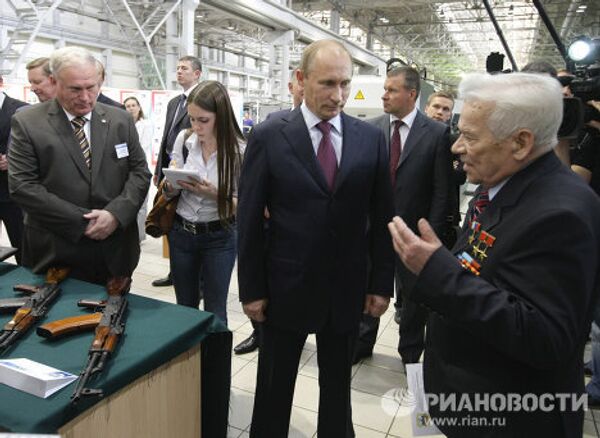 Poutine manie un célèbre pistolet-mitrailleur de la Seconde Guerre mondiale - Sputnik Afrique