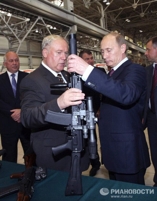 Poutine manie un célèbre pistolet-mitrailleur de la Seconde Guerre mondiale - Sputnik Afrique