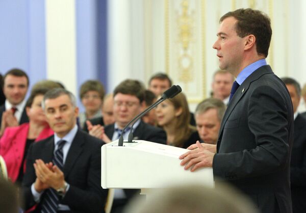 Le président russe Dmitri Medvedev lors d'une rencontre avec des membres du parti Russie unie - Sputnik Afrique
