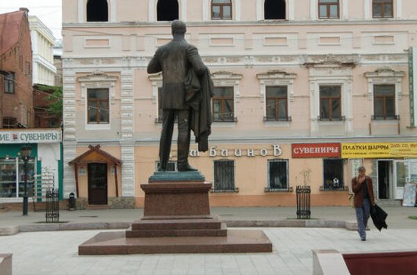 L'écrivain Eugène Savitzkaya près de la statue du chanteur d'opéra Fiodor Chaliapine - Sputnik Afrique