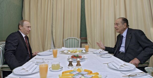 Le chef du gouvernement russe Vladimir Poutine  avec l'ancien président de la République française Jacques Chirac. - Sputnik Afrique