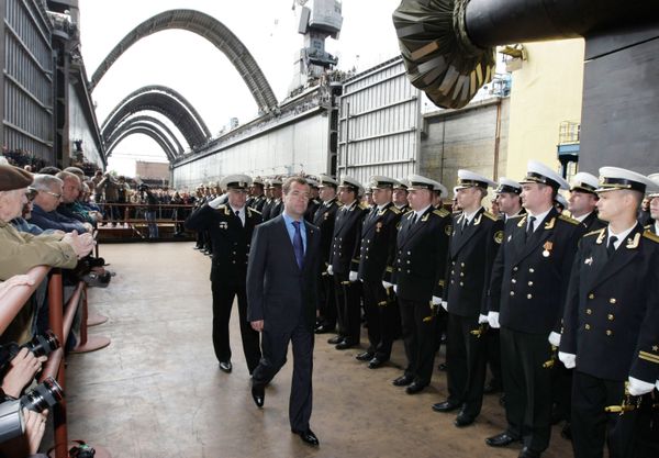 Dmitri Medvedev lors d'une cérémonie de la mise en service d'un sous-marin nucléaire Severodvinsk Dmitri Medvedev lors d'une cérémonie de la mise en service d'un sous-marin nucléaire Severodvinsk - Sputnik Afrique