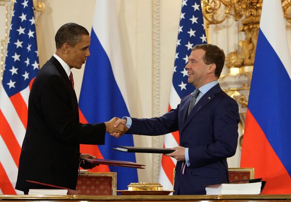 Les présidents russe et américain lors de la cérémonie de signature du nouveau traité START, le 8 avril 2010. - Sputnik Afrique