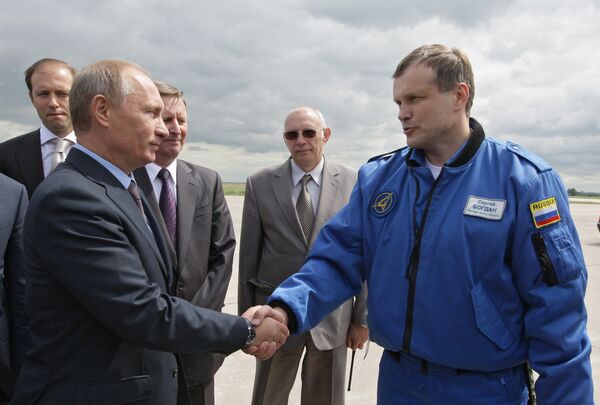 Vladimir Poutine devant le chasseur 5e génération - Sputnik Afrique