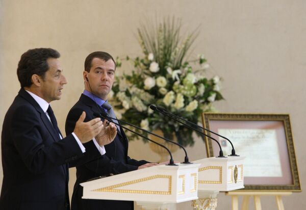Le président russe Dmitri Medvedev  et son homologue français Nicolas Sarkozy - Sputnik Afrique
